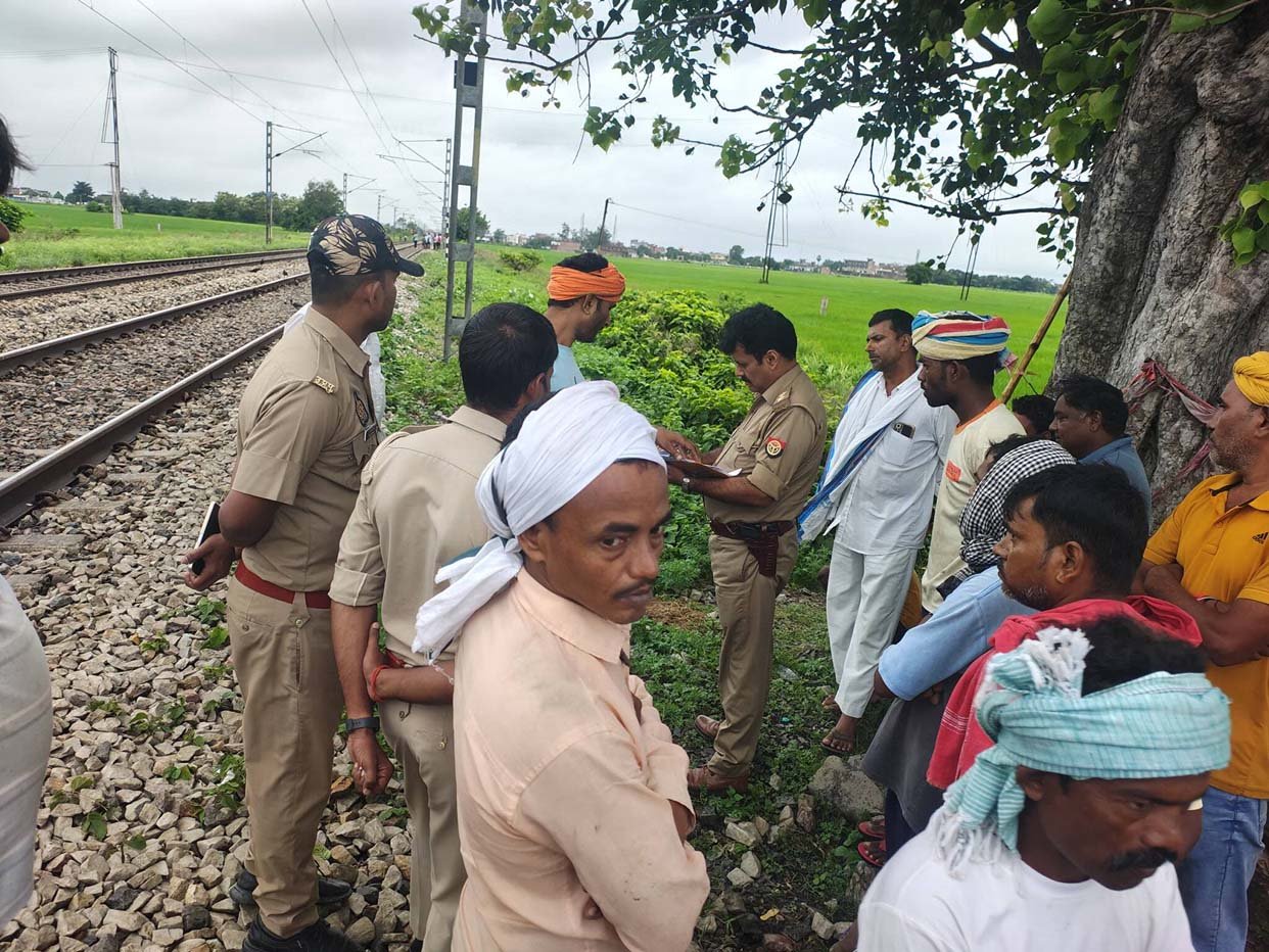 गाजीपुर में ट्रेन की चपेट में आए 2 मजदूर: रात में काम से लौट रहे थे घर, देवकली के पास डाउन लाइन पर हुआ हादसा