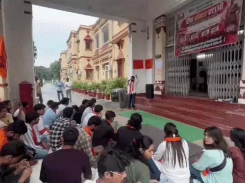 बीएचयू में एबीवीपी का धरना तीसरे दिन भी जारी, ओपन माइक में छात्रों ने रखी अपनी बात