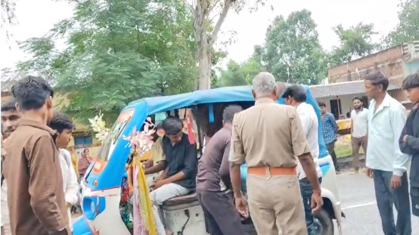 चेचिस की टक्कर से बाइक सवार की मौत, रेलवे क्रॉसिंग पर पकड़ा गया चालक
