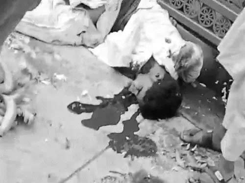 वाराणसी में तेज रफ्तार ट्रक ने दो साइकिल सवारों को कुचला, फल विक्रेता और 10वीं के छात्र की मौत, हादसे के बाद चालक फरार