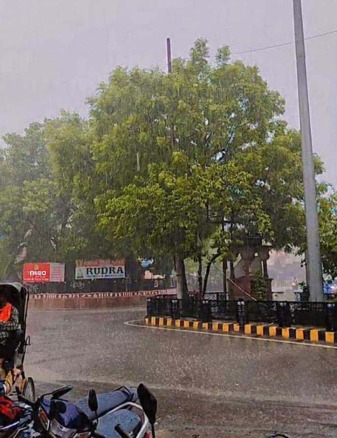वाराणसी में मौसम ने ली करवट: घने बादल और बूंदाबांदी, 50Km की रफ्तार से चल रही हैं हवाएं; 24 घंटे बारिश के आसार