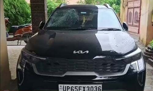 लंका में परिवार की कार रोककर मारपीट: बाइक-स्कूटी सवार युवकों ने किया पीछा, V-2 मॉल के पास रास्ता रोककर हमला