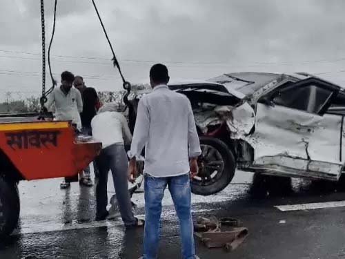 आगरा में 140 की स्पीड में दौड़ रही क्रेटा पलटी, 3 की मौत: एयरबैग ने बचाई आगे बैठे 2 युवकों की जान; दिल्ली से बलिया जा रहे थे
