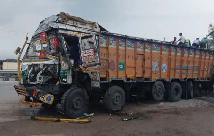 नेशनल हाईवे पर तीन ट्रकों की भिड़ंत, केबिन काटकर चालक को निकाला, दो घंटे चला रेस्क्यू ऑपरेशन