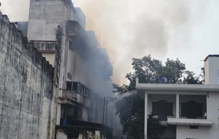 मंडुवाडीह में पंखा फैक्ट्री में भीषण आग, ज्वलनशील केमिकल के बीच घंटों चला रेस्क्यू ऑपरेशन