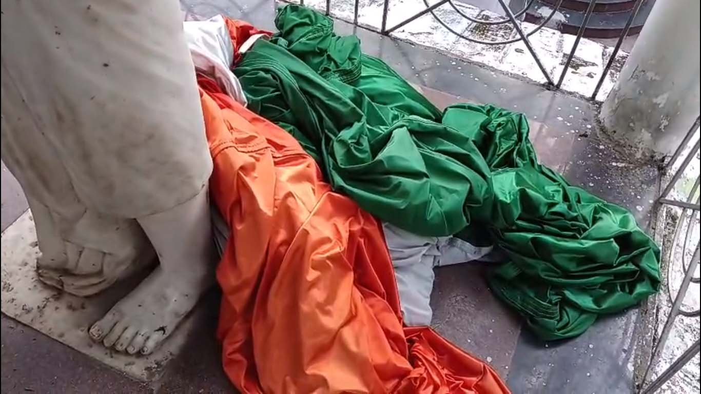 आजाद पार्क में चंद्रशेखर आजाद की प्रतिमा के पास तिरंगे का अपमान, फटा झंडा बना जिम्मेदारों की लापरवाही की तस्वीर