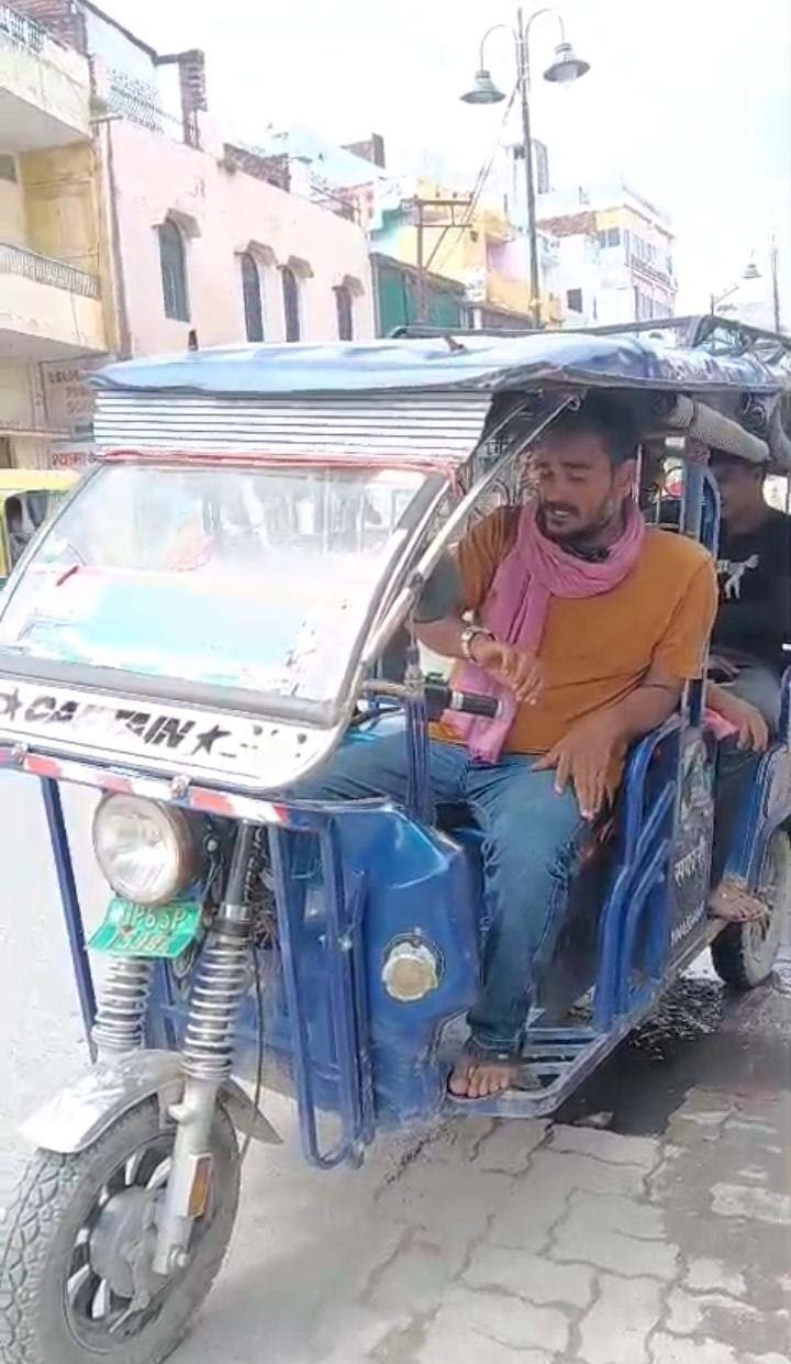 टोटो चलाकर सपा कार्यकर्ता ने उपमुख्यमंत्री की सलाह पर उठाए सवाल