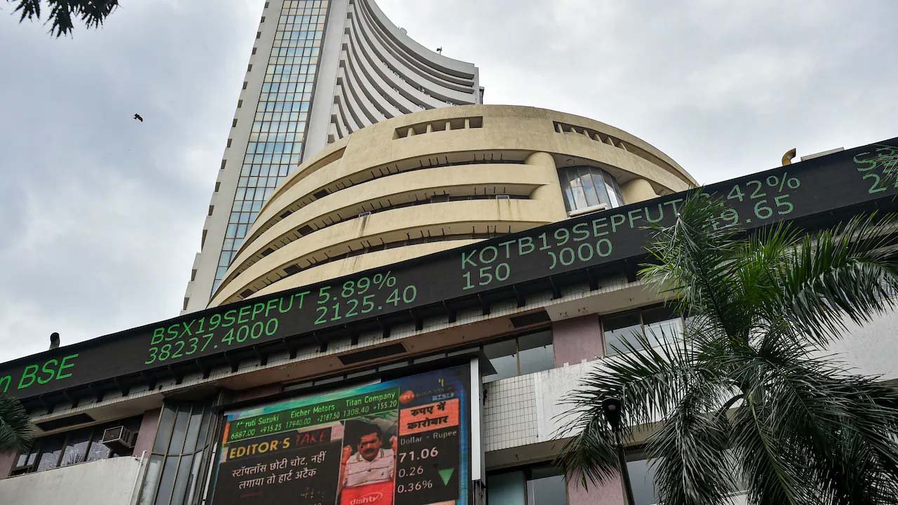 Stock Market Today: शेयर बाजार में मिला-जुला कारोबार, सेंसेक्स 150 अंक चढ़ा; निफ्टी 22,700 के आसपास