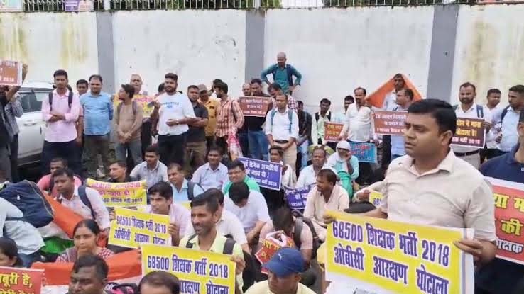 68500 शिक्षक भर्ती अभ्यर्थियों का बेसिक शिक्षा मंत्री के आवास पर प्रदर्शन, हिरासत में लेकर ईको गार्डन भेजे गए