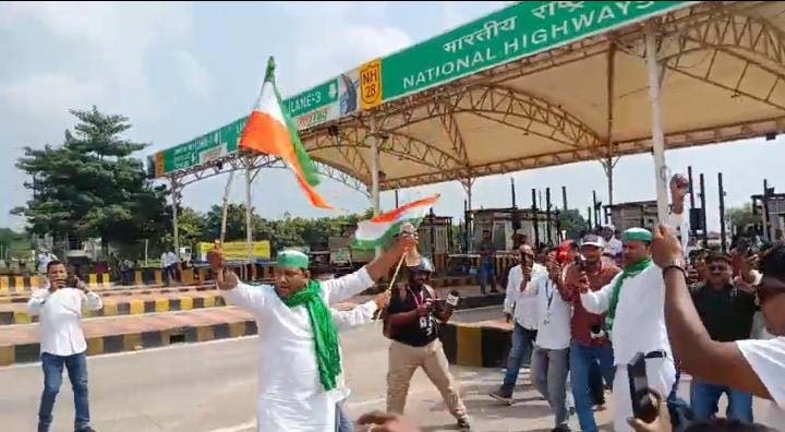 ढेरही टोल पर किसानों का हल्लाबोल: 20 किमी दायरे में टोलमुक्ति, प्लाजा हटाने और 17 किमी अधूरी सड़क पूरी कराने की मांग