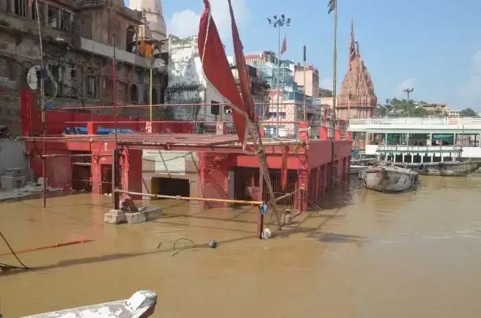 गंगा के जलस्तर पर लगा ब्रेक, तीन दिन की तेज बढ़ोतरी के बाद स्थिर हुआ पानी; घाटों पर बढ़ी निगरानी