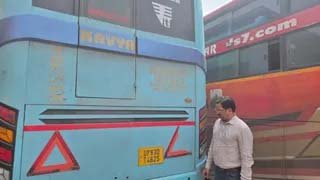 प्रयागराज में श्रद्धालुओं की बस रोककर वसूली , सरकारी गाड़ी में कैश गिनते शख्स का VIDEO वायरल