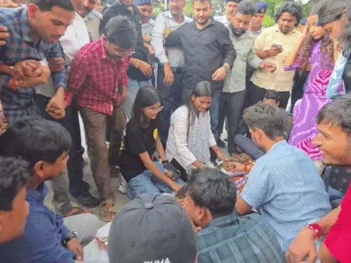 बीएचयू में आठवें दिन भी छात्रों का आंदोलन जारी, प्रशासन के खिलाफ निकाली सांकेतिक शव यात्रा