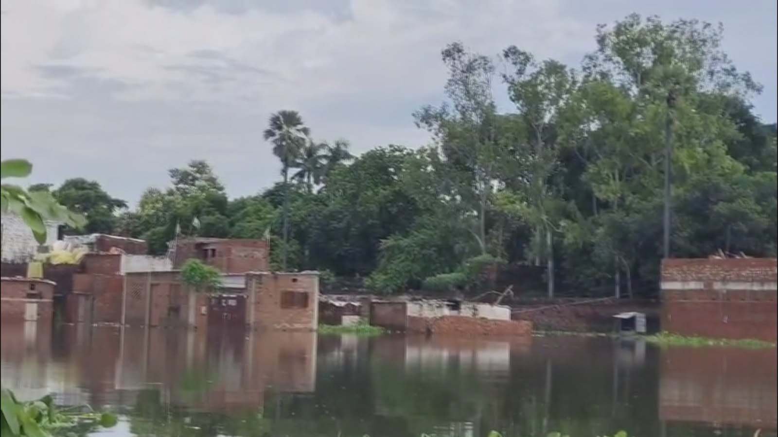 बाढ़ से बेहाल बनारस, राहत के दावों पर उठे सवाल; प्रभावित बोले- जरूरत के वक्त मदद नदारद