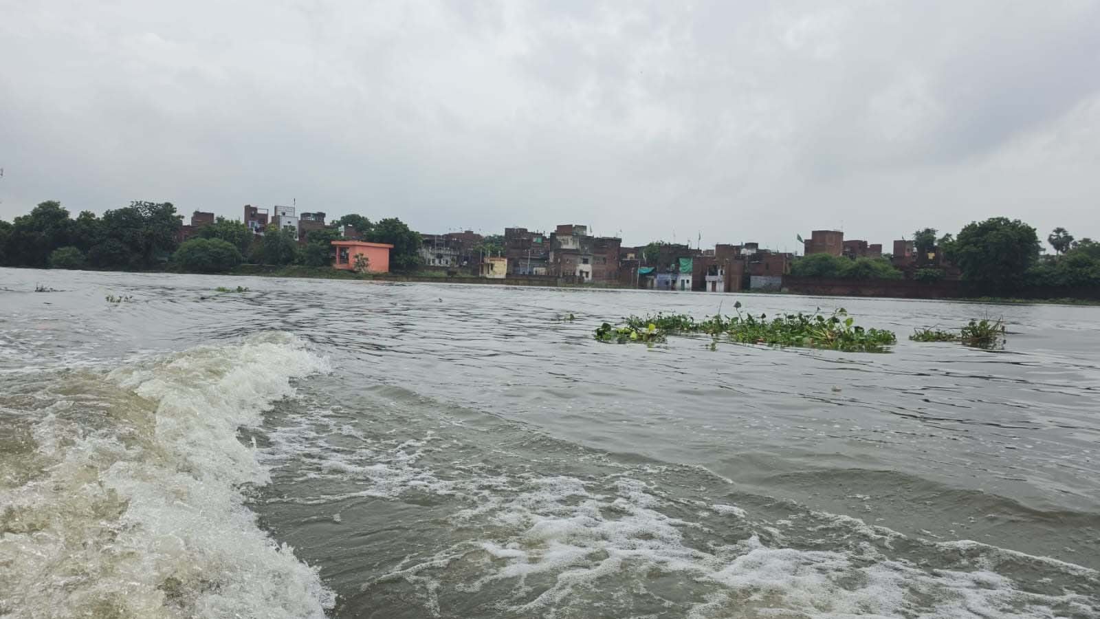 राहत शिविर में 45 बच्चे, दुधमुंहों के लिए दूध का इंतजार; केला-हलवा से कैसे चलेगा काम?