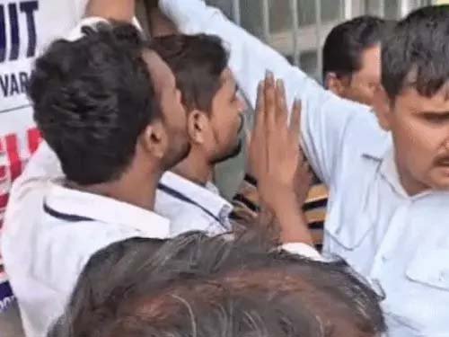 BHU में NSUI का हेल्प डेस्क हटाने पर विवाद: कार्यकर्ताओं की सुरक्षाकर्मियों से बहस, धक्का-मुक्की का भी आरोप