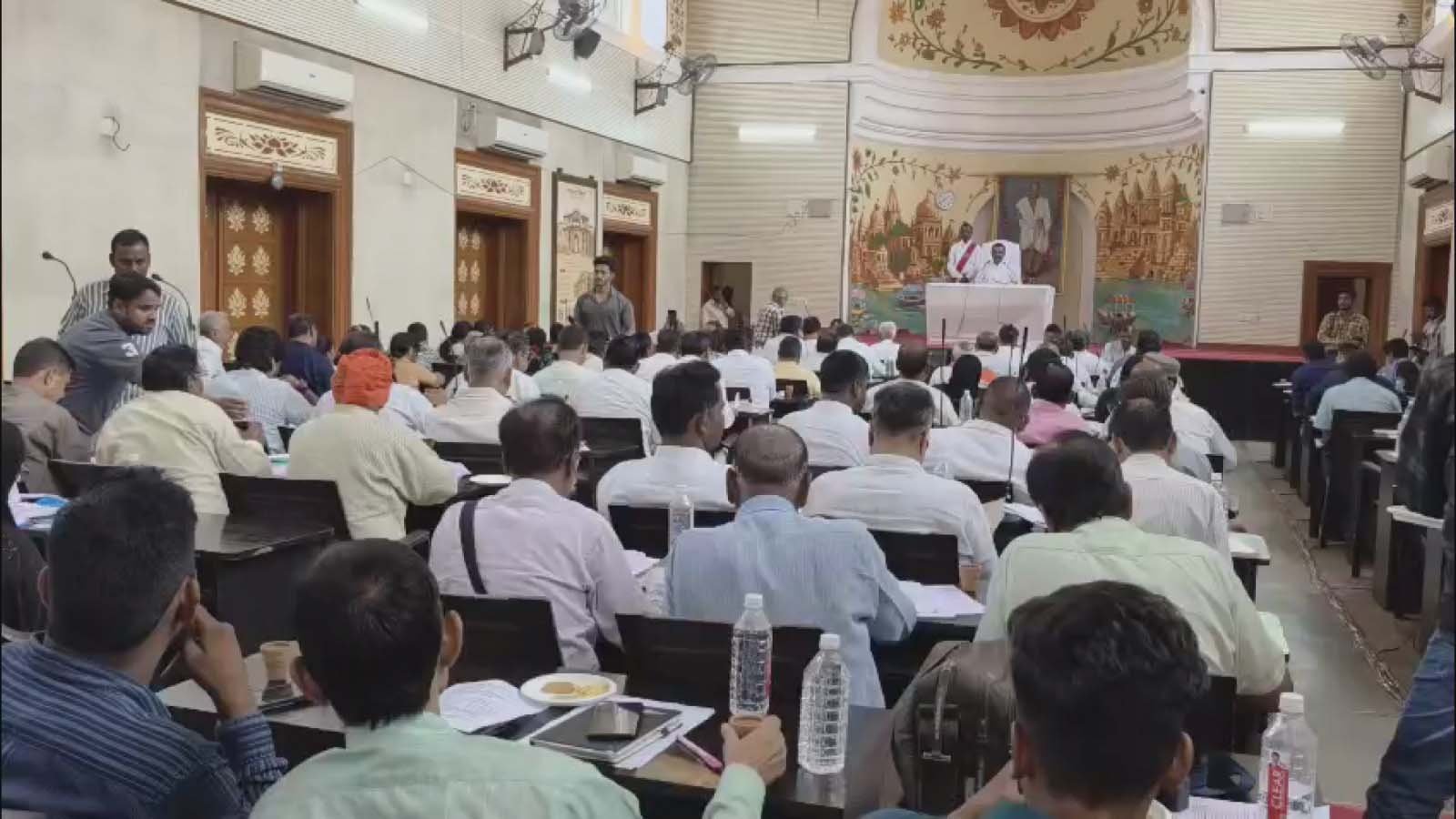10 प्रस्तावों पर सदन की मुहर, अधिकारियों के जवाब से नाराज दिखे पार्षद