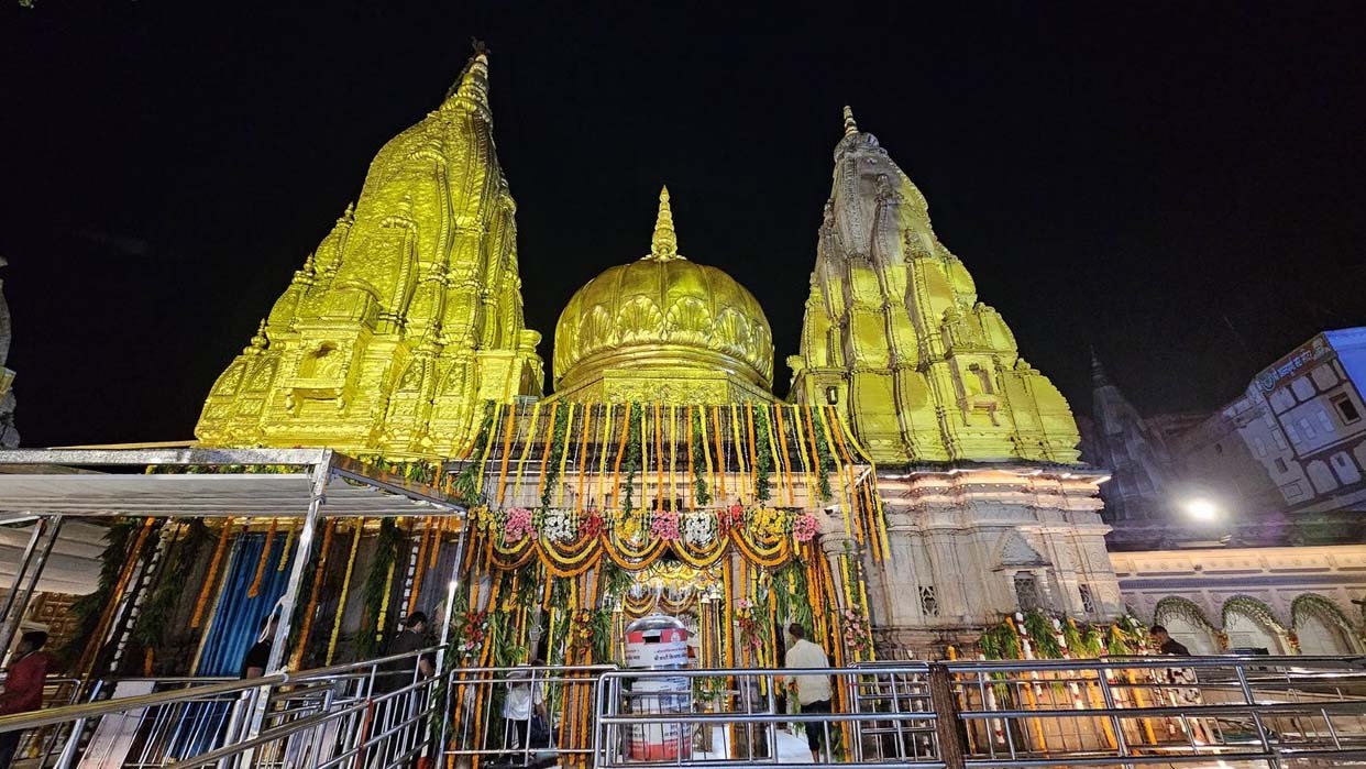 काशी विश्वनाथ मंदिर में स्पर्श दर्शन को लेकर विवाद: दलाली का विरोध करने पर युवक से मारपीट का आरोप, 5 पर केस