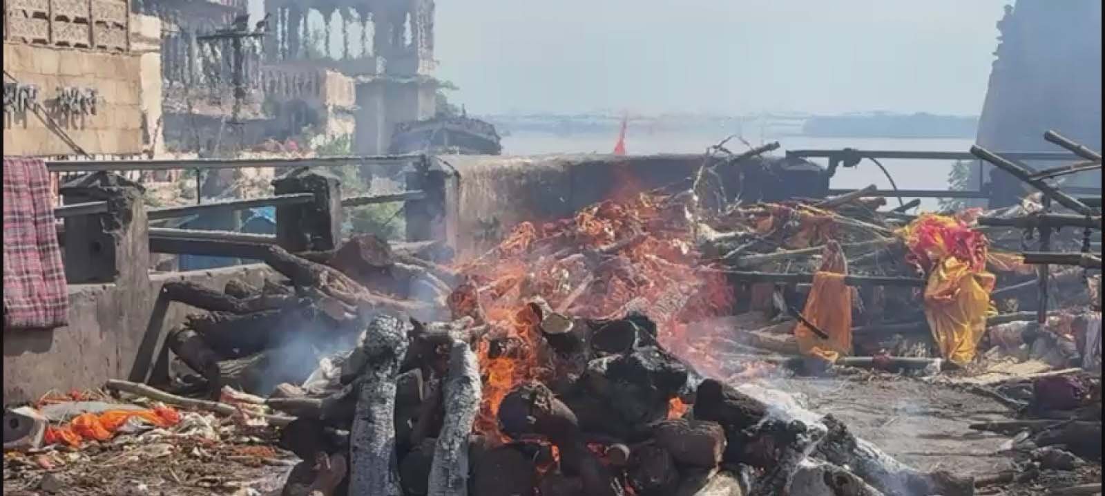 दिल्ली हादसे में चंदौली के अभिषेक की मौत: मणिकर्णिका घाट पर पिता ने दी मुखाग्नि, बोले- बेटे का कारोबार शुरू करने का सपना टूट गया