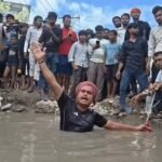 गड्ढे में उतरकर युवक ने किया प्रदर्शन, रस्सी से पकड़े रहे लोग: सूजाबाद में 2 महीने से खुला पड़ा 18 फीट गहरा गड्ढा; 7 दिन में समाधान नहीं तो आंदोलन