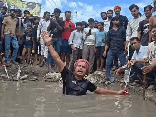 गड्ढे में उतरकर युवक ने किया प्रदर्शन, रस्सी से पकड़े रहे लोग: सूजाबाद में 2 महीने से खुला पड़ा 18 फीट गहरा गड्ढा; 7 दिन में समाधान नहीं तो आंदोलन