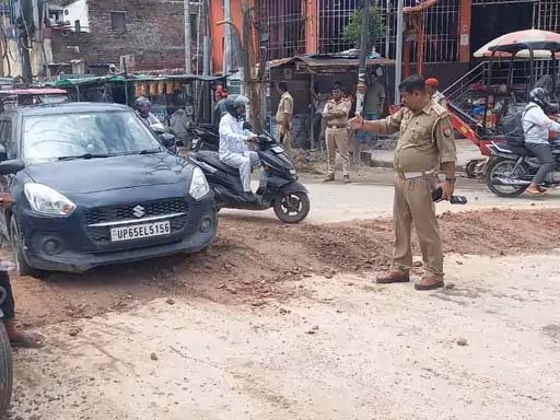 बिना बताए सड़क खोदना पड़ा भारी: वाराणसी में PWD ठेकेदार पर FIR, जाम छुड़ाने में पुलिस के छूटे पसीने