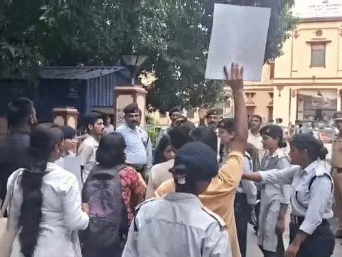 BFA प्रवेश परीक्षा में धांधली के आरोपों को लेकर BHU में प्रदर्शन, केंद्रीय कार्यालय के बाहर छात्रों की सुरक्षाकर्मियों से नोकझोंक