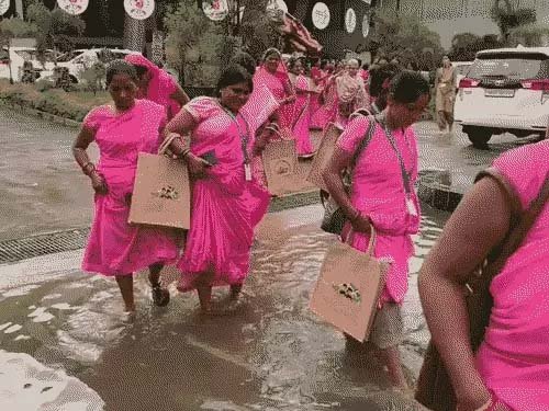पोषण माह के मंच से निकला सीएम का काफिला, बाहर जलभराव में फंसीं आंगनबाड़ी कार्यकर्ता