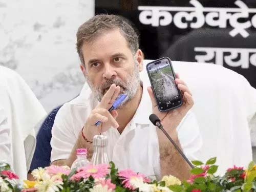 रायबरेली की बदहाल सड़कों पर राहुल गांधी ने अधिकारियों से मांगा जवाब, मोबाइल में दिखाए गड्ढों के फोटो