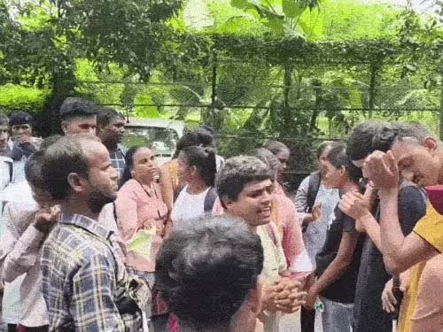 BHU में दिव्यांग छात्रों का हंगामा, सेंट्रल ऑफिस के बाहर प्रदर्शन; खाली कमरों के आवंटन की मांग