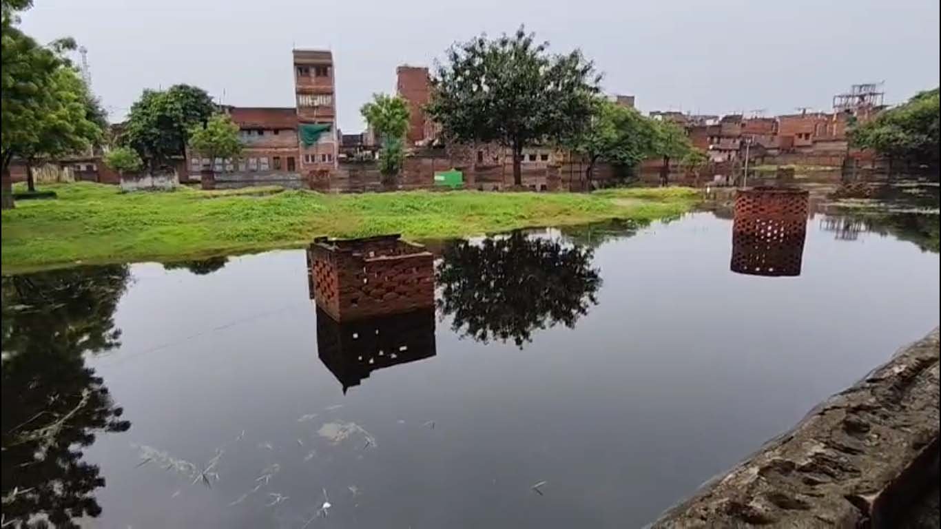 बजरडीहा में सीवर ओवरफ्लो से हालात बदतर, गंदे पानी के बीच जिंदगी गुजारने को मजबूर लोग