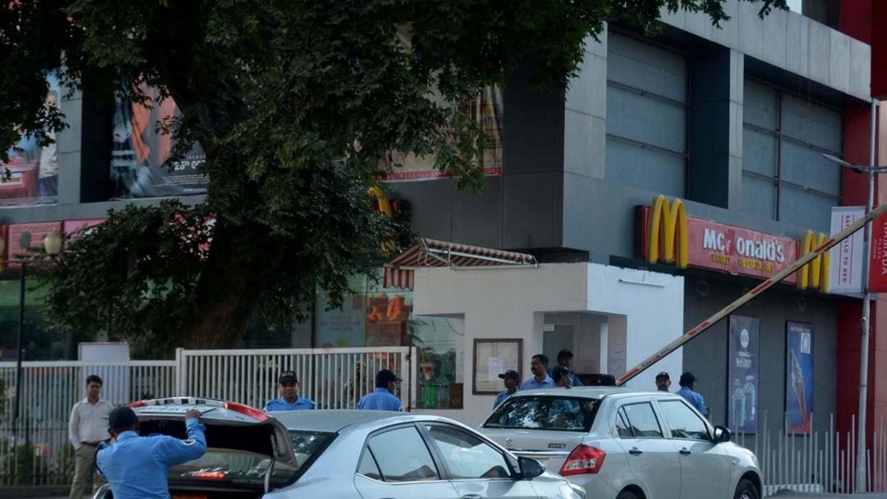 वाराणसी के जेएचवी मॉल पर होगी कानूनी कार्रवाई: खुले में कचरा डंप करने का आरोप, नोटिस के बाद भी नहीं सुधरी व्यवस्था