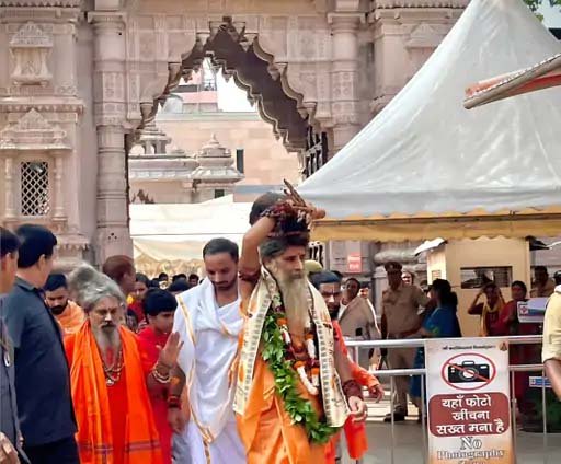 काशी विश्वनाथ धाम पहुंचे सद्गुरु ऋतेश्वर महाराज, देश की सुख-शांति के लिए की प्रार्थना