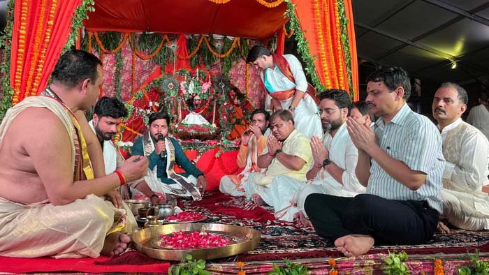 काशी विश्वनाथ मंदिर के CEO विश्वभूषण मिश्र का तबादला, बरखा सिंह को वाराणसी में नई जिम्मेदारी