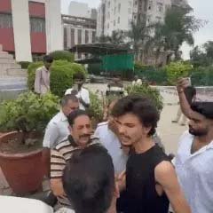 BHU ट्रॉमा सेंटर में घायल छात्र के इलाज में देरी का आरोप: साथी छात्रों ने किया हंगामा, सुरक्षाकर्मियों से कहासुनी; 29 टांके लगाए गए
