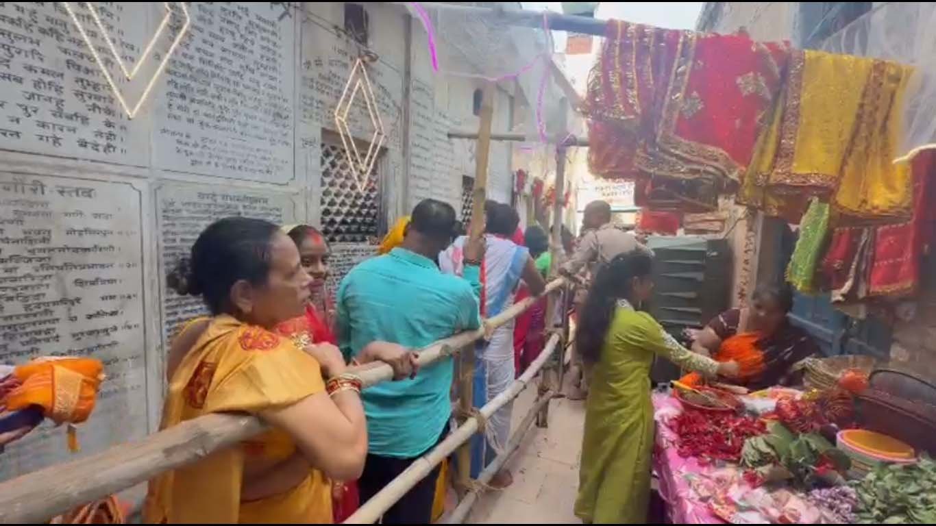 हरतालिका तीज पर मां मंगला गौरी के दरबार में उमड़ा आस्था का सैलाब, अखंड सौभाग्य की कामना लेकर पहुंचीं सुहागिनें