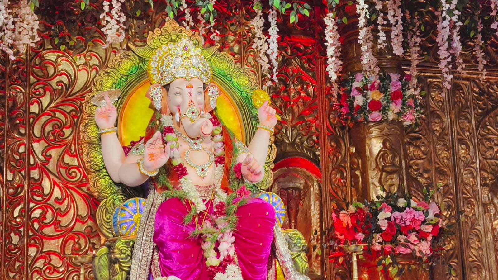 काशी में गूंजे गणपति बप्पा के जयकारे, शेरवाली कोठी में सजा लालबाग के राजा का दरबार