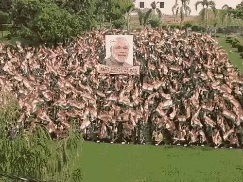PM Modi Birthday: वाराणसी में 1076 महिला खिलाड़ियों ने मनाया पीएम मोदी का जन्मदिन, तिरंगा लेकर बनाई मानव शृंखला