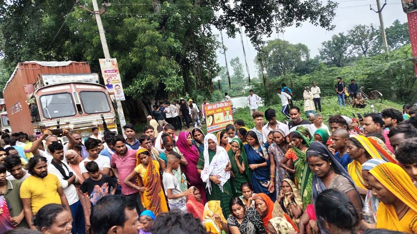 वाराणसी में दर्दनाक हादसा: स्कूल जा रही 16 वर्षीय छात्रा को मिनी डंपर ने कुचला, मौके पर मौत; ग्रामीणों ने लगाया जाम