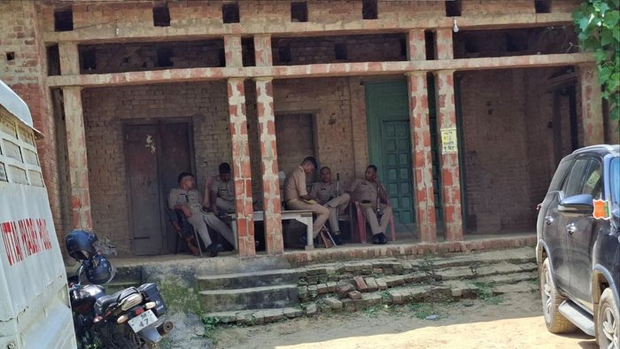 आजमगढ़ हत्याकांड: पत्नी-पुजारियों की हत्या के बाद बच्चों को बनाया बंधक, सात घंटे बाद पुलिस मुठभेड़ में आरोपी अरविंद ढेर
