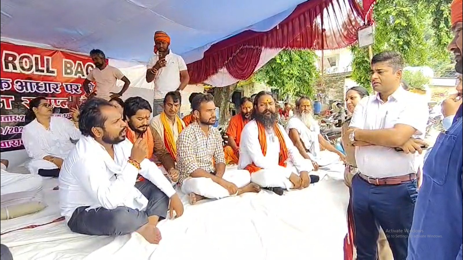 UGC इक्विटी रेगुलेशन के विरोध में शास्त्री घाट पर धरना जारी, प्रदर्शनकारियों और प्रशासन में नोकझोंक