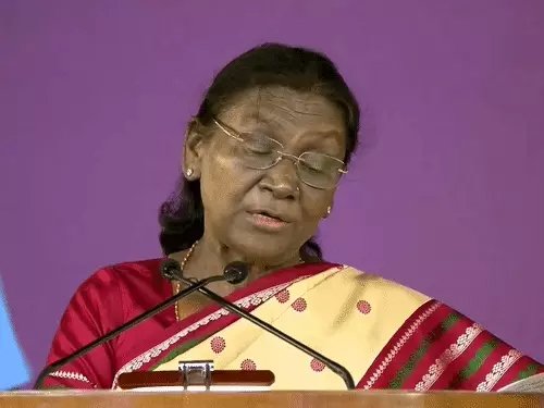 राष्ट्रपति मुर्मू की फिल्मी सितारों से कहा : सेहत के लिए नुकसानदायक उत्पादों का विज्ञापन न करें, बोलीं- स्टार वही जो रोशनी फैलाए