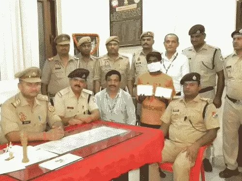 वाराणसी कैंट स्टेशन पर मोबाइल स्नेचर गिरफ्तार, पांच मोबाइल बरामद; ट्रेनों में यात्रियों को बनाता था निशाना