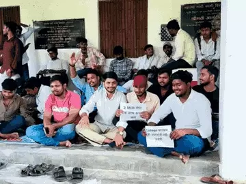 काशी विद्यापीठ के भैरवनाथ कैंपस में छात्रों का प्रदर्शन: रिजल्ट जारी न होने और नियमित क्लास नहीं चलने पर जताई नाराजगी