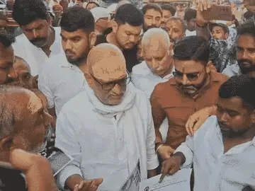 शिवाला के सीवर में कौन डाल गया 12 बोरी बालू? अजय राय ने मौके पर पहुंचकर नगर निगम से मांगा CCTV फुटेज