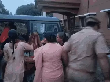 हॉस्टल की तीसरी मंजिल से गिरी 12वीं की छात्रा, मौत: वॉर्डन से विवाद के बाद छत पर गई थी; 17 घंटे तक घटना छिपाने का आरोप