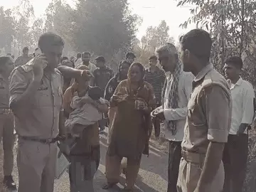 खेत में अधजली महिला की लाश, पास गमछे में लिपटी रोती मिली डेढ़ साल की बच्ची: बिजनौर में सनसनी; हत्या कहीं और कर शव जलाने की आशंका