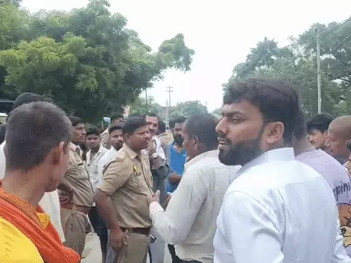 वाराणसी में दर्दनाक हादसा: स्कूल जा रही 16 वर्षीय छात्रा को मिनी डंपर ने कुचला, मौके पर मौत; ग्रामीणों ने लगाया जाम