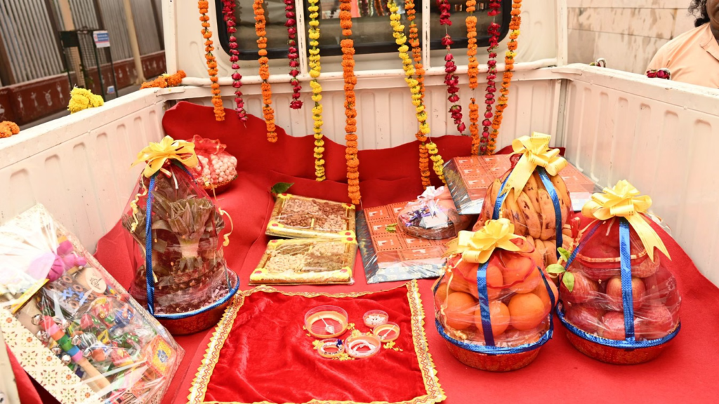 जन्माष्टमी पर काशी से मथुरा पहुंची भक्ति की भेंट, 15 देशों के 100 से अधिक देवालयों के संदेश भी साथ