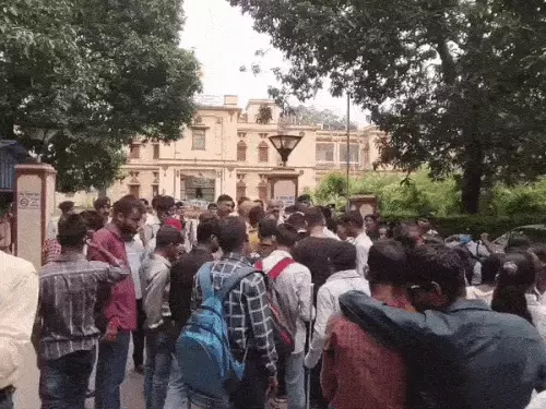 BHU में दिव्यांग छात्रों का हंगामा, सेंट्रल ऑफिस के बाहर प्रदर्शन; खाली कमरों के आवंटन की मांग
